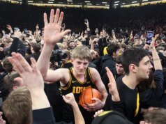 Tormenta en la corte de Iowa golpea el teléfono de un aficionado del entrenador; Disculpa emitida por Hawkeyes