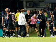 Lionel Messi es abordado por fanáticos durante un partido del Inter Miami en Puerto Rico