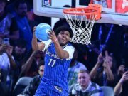 Jess Richardson del Magic cae al intentar una volcada