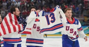 El hockey masculino de EE. UU. rinde homenaje a Johnny Gaudreau