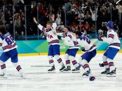 El hockey masculino del equipo de EE. UU. regresa a Estados Unidos después de ganar la antigua medalla