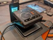 El proyector de bolsillo plegable Zip de Orgen recibe un cambio de imagen con temática cyberpunk