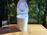 Este nuevo inodoro no te ensuciará. Limpia todo el recipiente y el borde con una sola descarga.