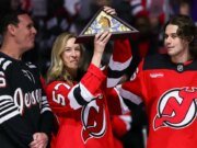 Gobernador de Nueva Jersey. Sherrill está emocionada con el partido de hockey de los Devils en celebración de Jack Hughes