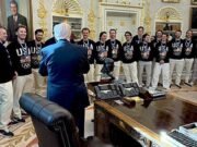 El equipo olímpico de hockey dorado de EE. UU. se reunió con el presidente Trump en la Casa Blanca