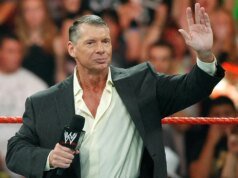 El vídeo muestra al exjefe de WWE Vince McMahon chocando un auto de lujo a gran velocidad