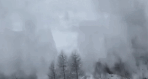 Turistas filman el aterrador momento en que una avalancha azota un tren de pasajeros