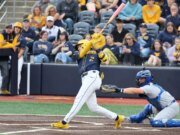West Virginia, número 17, respondió con una victoria 13-7 sobre Arizona State, número 22, para igualar la serie.