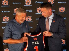 El director atlético de Miami (OH) Bruce Pearl despide a los Auburn Tigers en la controversia de March Madness
