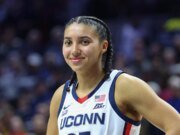 Aji Phad se roba el show con un traje a rayas de páginas indiscutibles