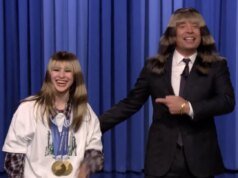Alyssa Liu se pone una peluca de Jimmy Fallon de su icónico peinado con anillo de halo