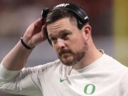 Tres Oregon Ducks seleccionados temprano en interesantes proyecciones del Draft de la NFL