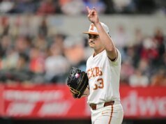 Los brazos No. 2 de los Texas Longhorns dominan la serie de Oklahoma