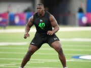 El draft simulado de la NFL hace que los Chargers tengan suerte mientras cae un prospecto talentoso