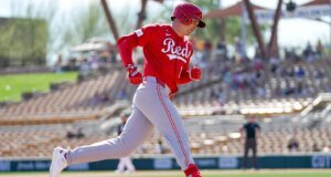 Aún se proyecta que el jardinero de los Rojos se perderá la lista del día inaugural en las últimas predicciones.