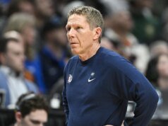 Mark Few reacciona a la victoria de Gonzaga en el torneo de la NCAA contra Kennesaw State