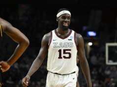 Gonzaga le dio la vuelta a Graham Ike en un divertido intercambio en una conferencia de prensa