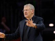 Geno Auriemma de UConn comparó a la estrella de Notre Dame con Lawrence Taylor