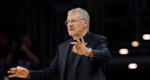 Geno Auriemma de UConn comparó a la estrella de Notre Dame con Lawrence Taylor