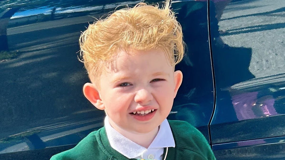 Un padre y su hijo que mataron al hijo de cuatro años de su primo al sacar su camión de la carretera han sido encarcelados