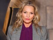 Kate Moss optó por la elegancia empresarial con un traje de falda gris mientras se unía a su hija doble Lila y a la deslumbrante Iris Law en el desfile repleto de estrellas de la Semana de la Moda de París de Saint Laurent.