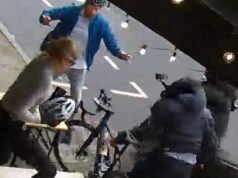 Un descarado ladrón con un cuchillo roba la bicicleta de una mujer valorada en 5.000 libras en una cafetería de Londres antes de que llegue la policía, pero sólo para comprar una ronda de bebidas.