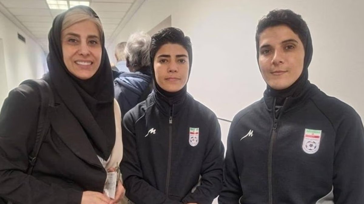 Tres miembros más del equipo de fútbol iraní cambian de opinión y regresan a casa después de una desesperada lucha por el asilo, mientras el dictador llama a Australia “enemigo”