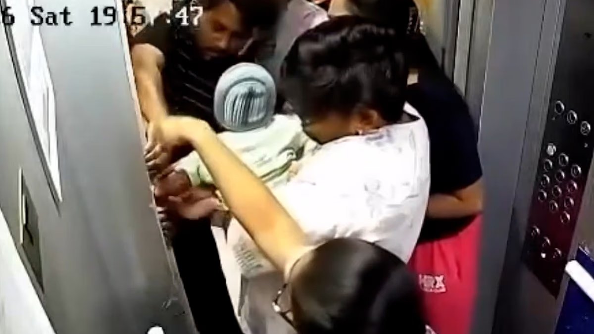 En terrible incidente, la mano de un niño quedó atrapada en la puerta del ascensor