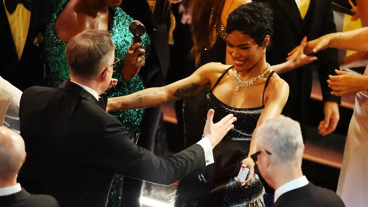 La controversia del Oscar genera indignación con una broma sobre el Holocausto mientras el ganador desaira el premio y los resultados del TIE causan caos: siga en vivo