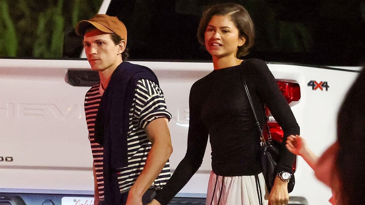 Zendaya usó un anillo de oro cuando ella y Tom Holland hicieron su primera aparición pública desde que se rumoreaba que estaban casados.