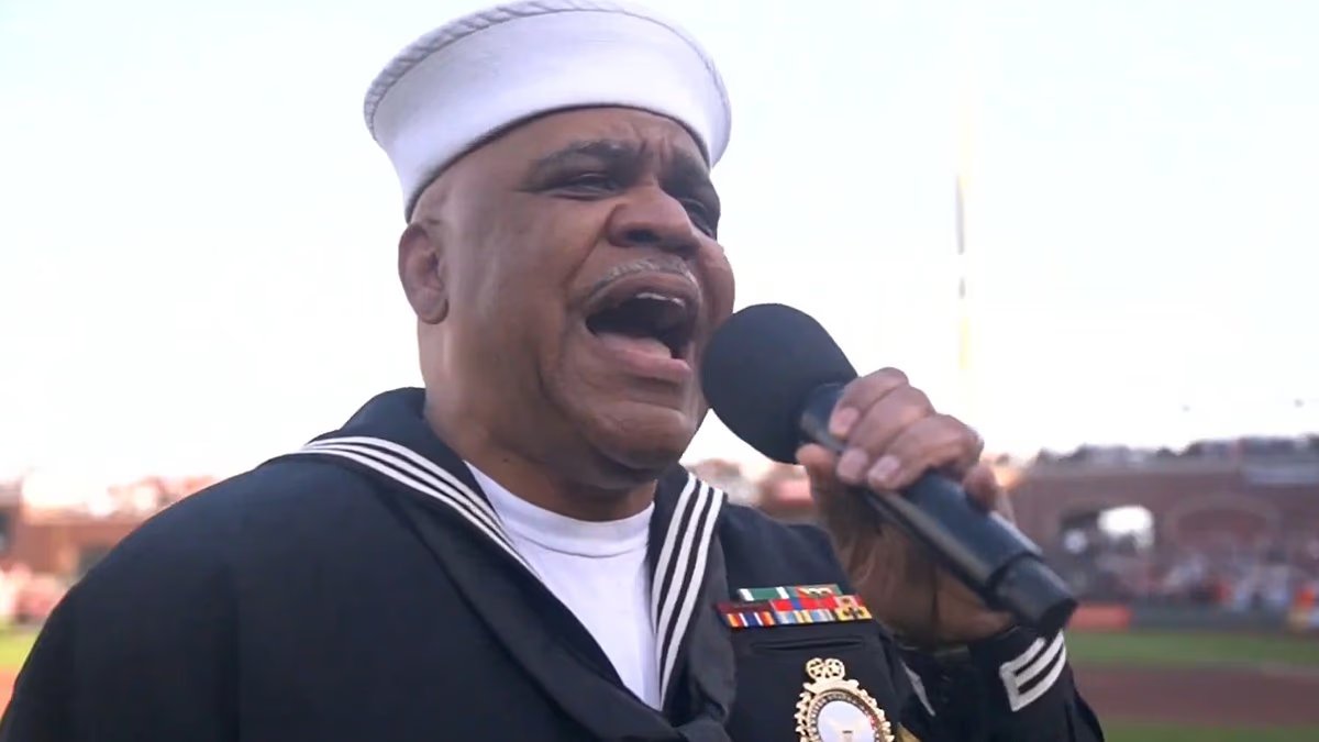 Los fanáticos del béisbol dan la bienvenida al ‘mejor himno nacional de todos los tiempos’ antes del Yankees-Giants en la noche inaugural de la MLB