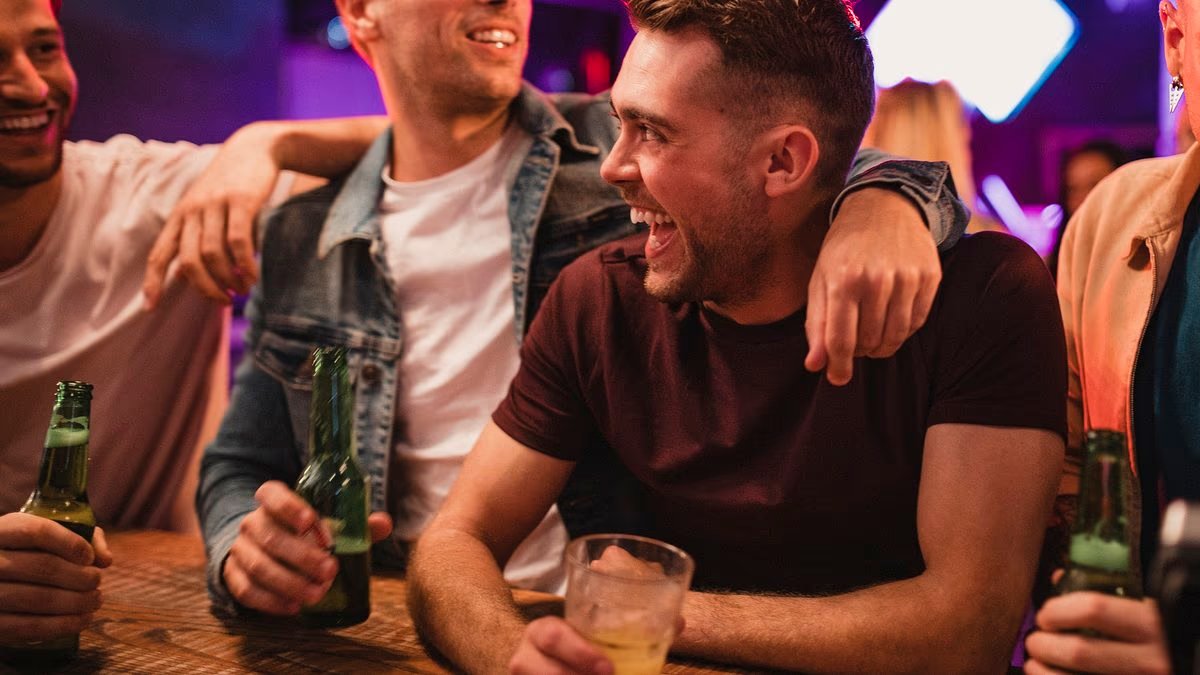 La fea realidad de las vacaciones de los chicos modernos: las mujeres que conocimos en Mallorca fueron tratadas abominablemente por mis amigos, el horrible nombre de cuatro palabras que le pusieron a su enfermizo “juego” y las medidas que tuve que tomar para detenerlo.