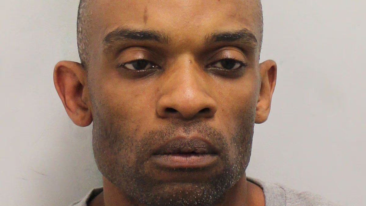 El doble asesino que mató a puñaladas a su novia embarazada mientras tenía una licencia previa para matar recibió una sentencia de cárcel “irrazonablemente casual” aumentada a cadena perpetua