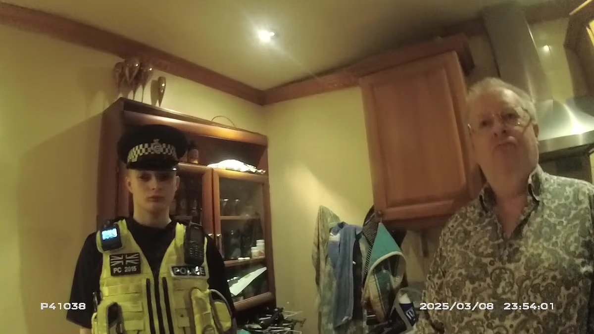 Arresto en la escuela por WhatsApp: la policía archiva el caso y envía a docenas de agentes a arrojar al jefe de TI a una sala para publicar un blog criticando a los altos funcionarios