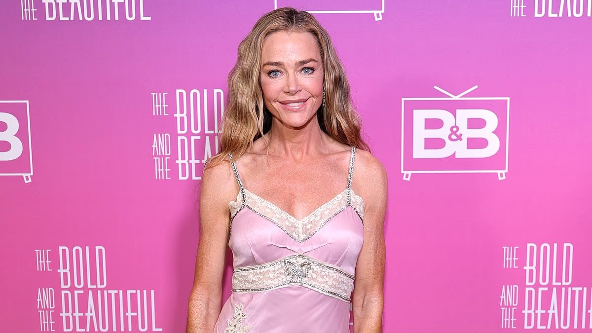 Denise Richards, de 55 años, fue vista por primera vez desde que admitió haberse sometido a un lavado de cara completo mientras aturdía en la alfombra roja de la telenovela.