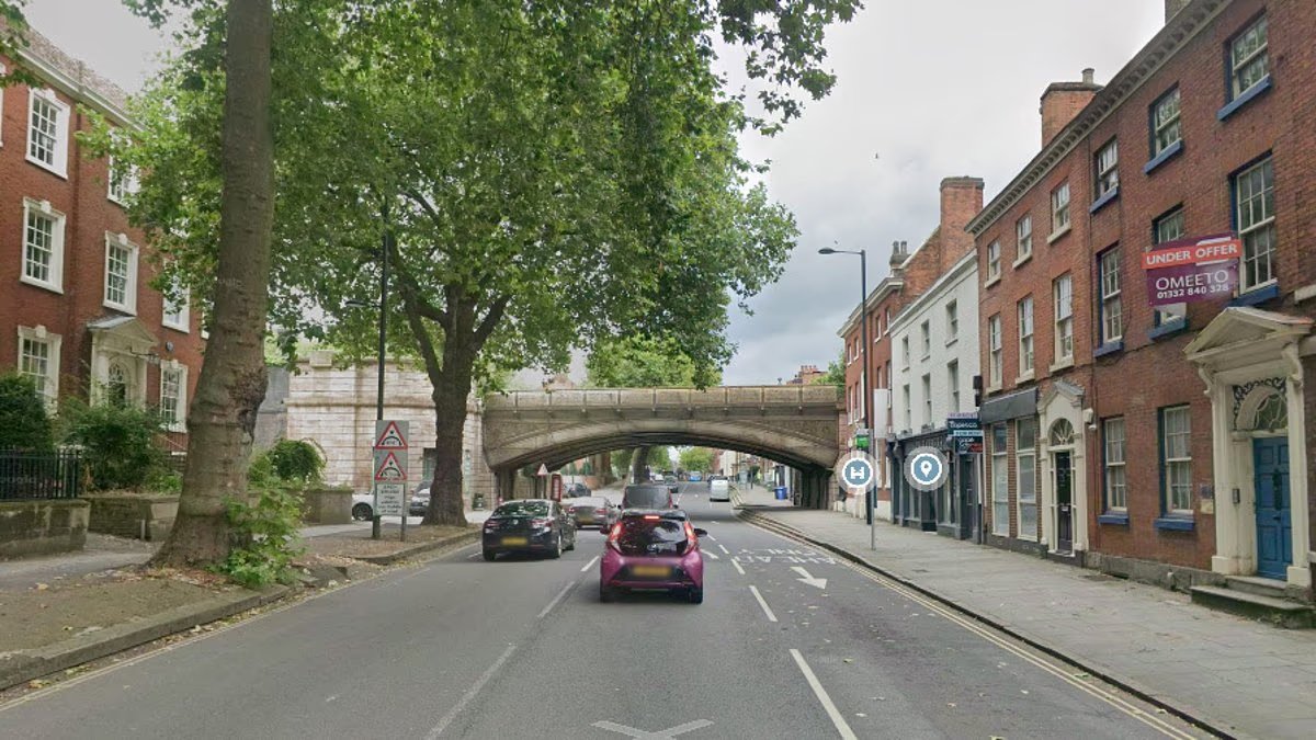 Un hombre de 30 años ha sido arrestado después de que “varias personas” resultaran gravemente heridas tras ser atropelladas por un coche en el centro de la ciudad de Derby.