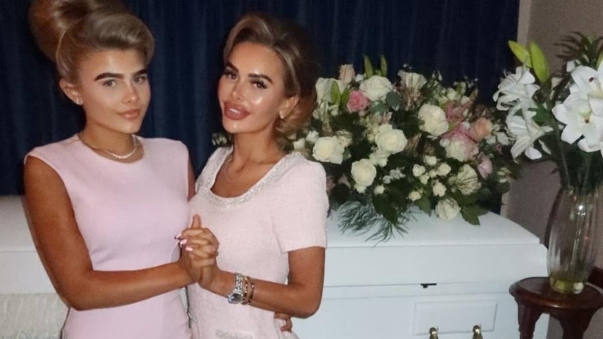 La influencer cuya hija se suicidó después de ser atormentada por un troll de Tettle Life se enfrentó a una reacción violenta después de publicar fotografías del ataúd del funeral de su adolescente.