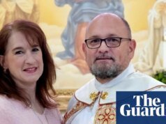 Diácono católico excomulgado aún espera el resultado de una apelación atrasada que fue molestado por su hijo sacerdote de Luisiana