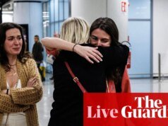 La primera oleada de europeos atrapados por el conflicto con Irán regresa a casa, miles aún permanecen en la región – Europe Live | Europa