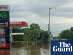‘Un cocodrilo de agua salada en AFL Oval’: Las peores inundaciones en décadas inundan NT mientras se insta a los residentes a evitar el agua | la inundación
