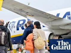 Los alguaciles abordan el vuelo de Ryanair después de que la aerolínea se negara a pagar una compensación por el retraso del vuelo Ryanair