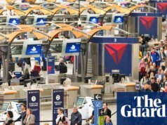Pasajeros estadounidenses enojados por las colas de horas y los vuelos perdidos: “Absolutamente loco” | administración Trump