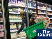 El pesimismo echa raíces en el Reino Unido mientras los compradores luchan por conseguir lo esencial