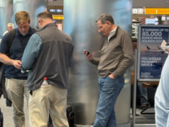 El senador John Barrasso aparece en la foto en el aeropuerto en medio del cierre después de salir de DC.