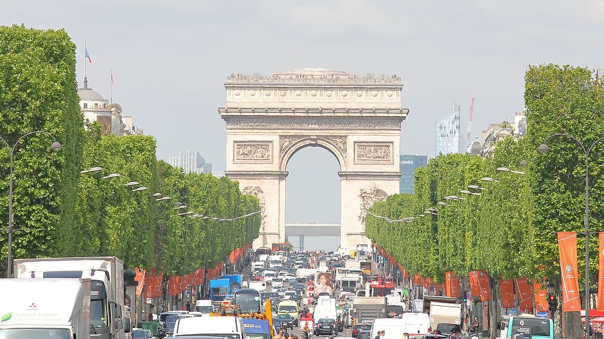 Tres detenidos tras un intento de atentado con bomba cerca de los Campos Elíseos en París “podrían estar relacionados con la guerra entre Estados Unidos e Irán”