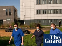 El número de casos confirmados de meningitis relacionados con el mortal brote de Kent en Inglaterra se ha reducido a 20