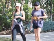 La ex esposa de Scooter Braun fue vista poniéndose cómoda con Tom Brady