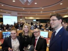 Atletas de Olimpiadas Especiales en evento en el Parlamento Europeo honran el 50° aniversario del “10 Perfecto” de Nadia Comenesi