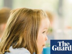 Las escuelas en Inglaterra deben obligar a los estudiantes a comer alimentos saludables, no comidas escolares chatarra