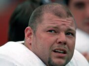 Barrett Robbins, ex estrella de los Raiders, muere a los 52 años